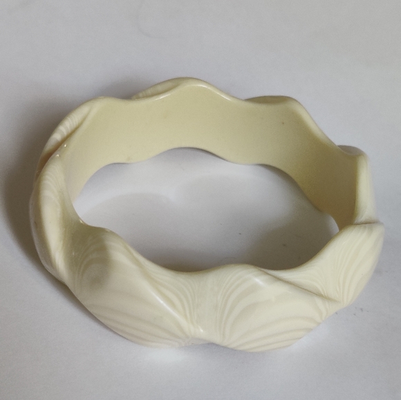 Vintage MOD Faux Ivory Lucite Bracelet - Picture 7 of 10